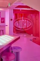 핑크빛 몽환 네온사인 포토존 카페 인테리어